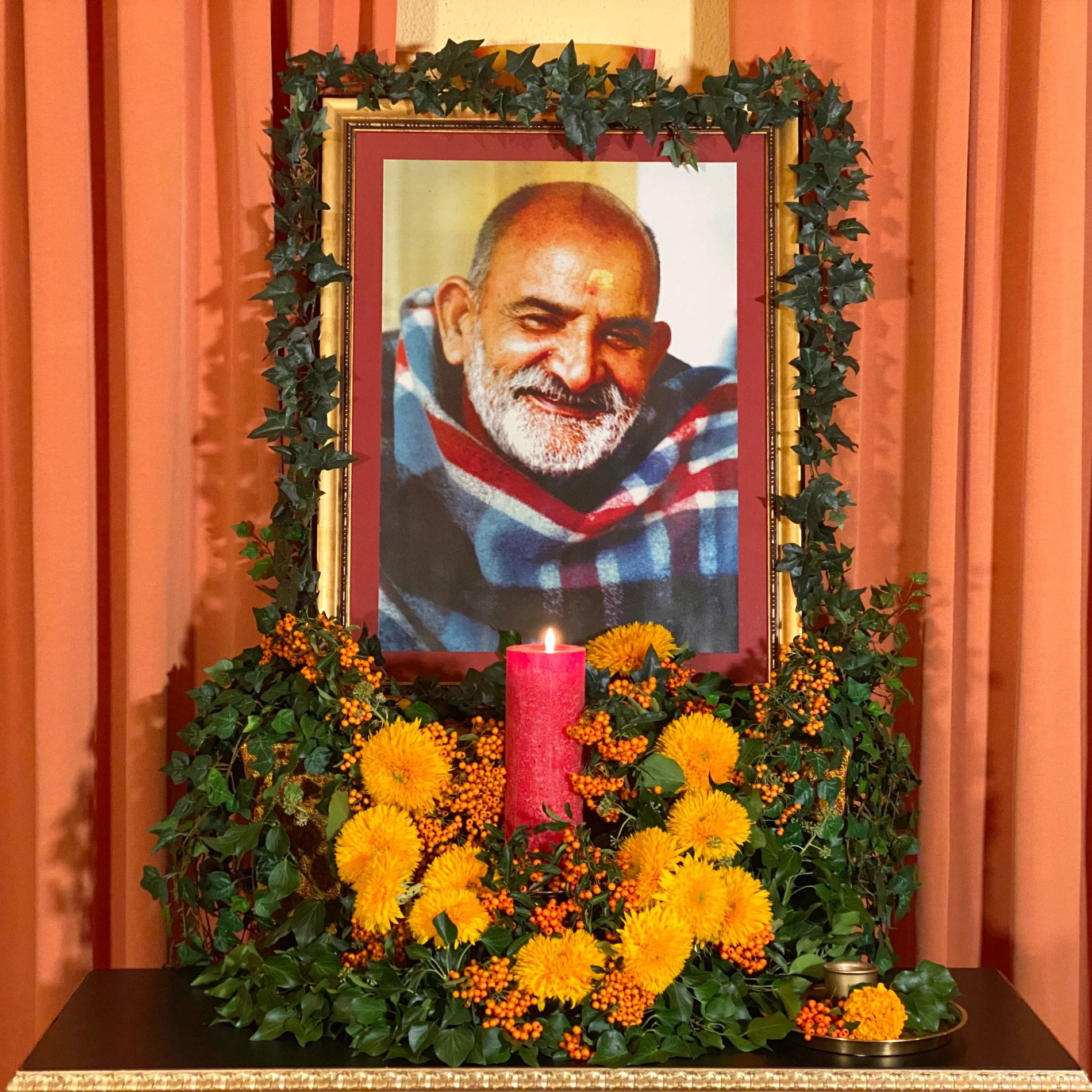 Mit Blumen geschm&uuml;ckte Puja zu Ehren von Baba